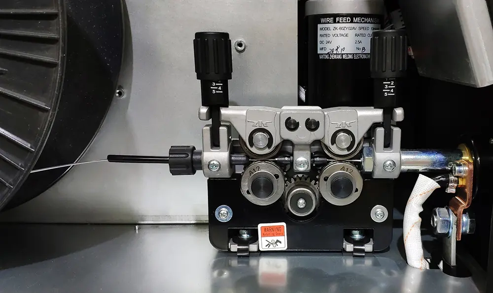 4-х роликовая подача алюминиевой проволоки в  сварочном аппаратеTRITON ALUMIG 250P DPULSE SYNERGIC